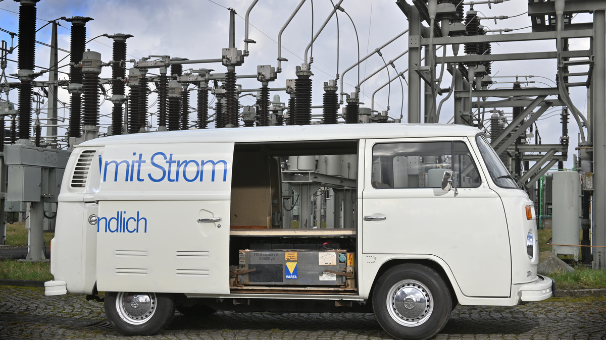 Volkswagen T2 Elektro (1977) - The "interchangeable battery has a capacity of 21.6 kWh