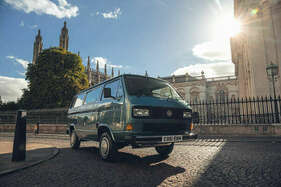 Volkswagen (T25) Caravelle GL 112 Minibus ex-Professor Stephen Hawking CBE (1988) - als Lot 521 angeboten anlässlich Silverstone Auctions “The Classic Sale at Silverstone” am 27. August 2022