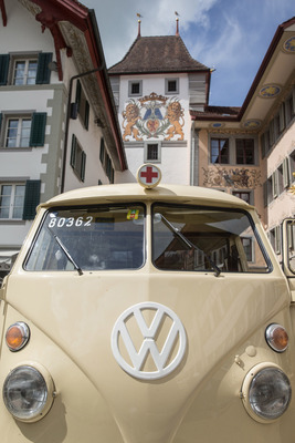 Volkswagen Transporter (1964) ein ehemaliger Rettungswagen – 75 Jahre VW in der Schweiz