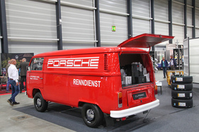 Volkswagen Transporter (1972) mit Kaffeemaschine für den ermüdenden Renneinsatz – Swiss Classic World Luzern 2022