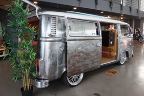 Volkswagen Transporter (1977) – mit Mitsubishi-Motor, blankem Blech und Clarion-Beschallungsanlage – im Museum Werk 79 in Dortmund