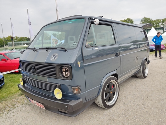 Volkswagen Transporter (1984) – Trotz Porsche-Motor im Heck kein echter B32. Den gab es nur als verglasten Bus – Porsche-Treffen Dinslaken 2022