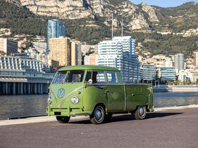 Volkswagen Transporter Pritsche Doppelkabine (1959) – angeboten als Lot Nr. 170 bei der Bonhams-Versteigerung in Paris am 6. Februar 2025