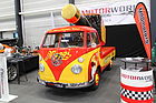 Volkswagen Transporter Pritschenwagen (1965) mit einem lebenslangen Vorrat Maggi-Würze – Swiss Classic World Luzern 2022