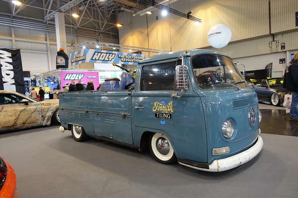Volkswagen Transporter Pritschenwagen (1970) – ein T2a mit Schwalbe auf der Ladefläche und dem obligatorischen Luftfahrwerk – Essen Motor Show 2024