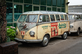Bild Volkswagen Transporter T1 Barndoor Samba (1954) – Wer sich wundert, die Schweden fuhren bis 1967 ebenfalls links, darum die Rechtslenkung und Klapptüren links zum Strassenrand hin bei dieser schwedischen Patinaqueen – Goodwood Revival 2025