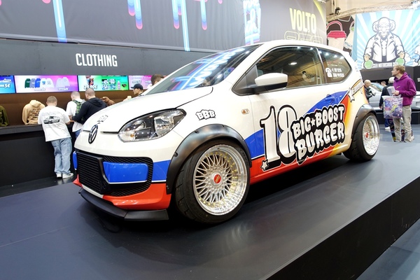 Volkswagen Up! (2024) – mit 1,8-Liter-Turbomotor als Werbeträger für die eigene Bulettenbraterei – Essen Motor Show 2024