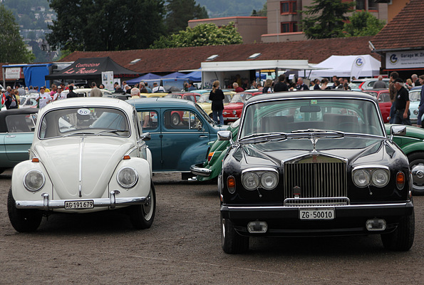 Volkswagen stehen neben absoluten Luxusfahrzeugen, ...