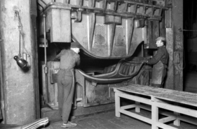 Volkswagen verfügte auch nach dem Krieg über ein eignes Presswerk. Von Automation war allerdings noch nichts zu sehen. Handarbeit war gefragt.