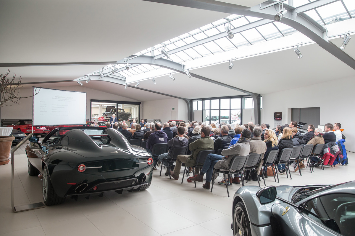 Voll besetzte Generalversammlung, eingerahmt von schönen Automobilen - SHRT GV 2020 / Niki Hasler AG