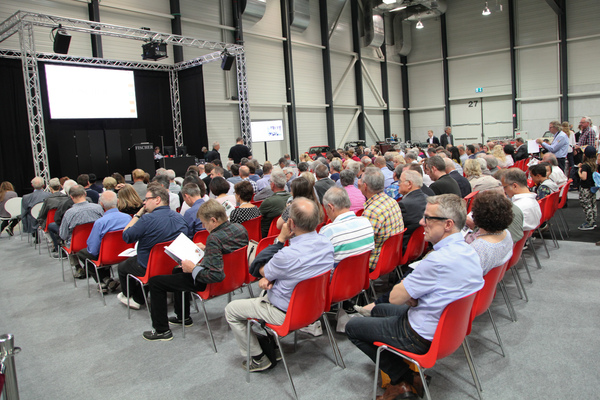Voll gefüllter "Saal" bei der Fischer-Versteigerung - an Interesse mangelte es nicht  - Versteigerung Galerie Fischer Classic Car anlässlich der Swiss Classic World in Luzern am 28. Mai 2016