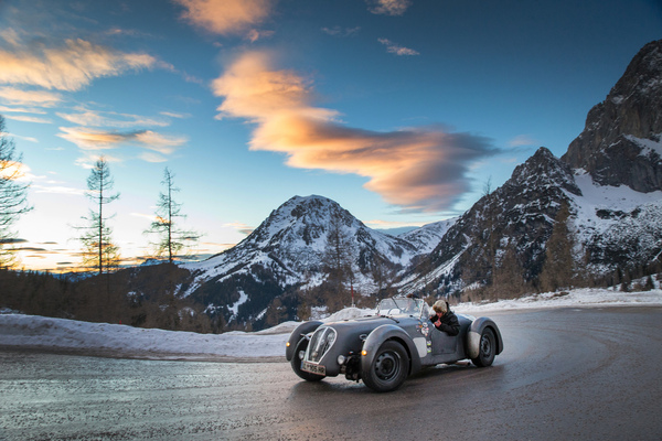 Voll konzentriert mit Stoppuhr und Roadbook wird der Himmel zur Nebensache, …