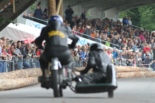 Volle Zuschauer-Ränge im Brugger Schachen - GP Brugger Schachen 2015