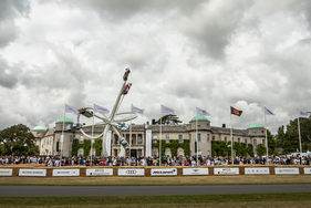 Voller Vorgarten vor Goodwood House trotz bedrohlich aussehendem Himmel – Goodwood Festival of Speed 2023