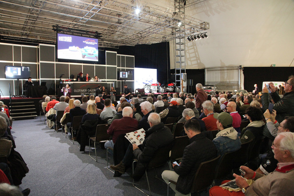 Bild: Volles "Haus" - Versteigerung der Oldtimer Galerie in Gstaad am 29. Dezember 2019