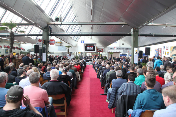 Volles Haus, alle Sitzplätze waren schon früh besetzt - Versteigerung Oldtimer Galerie in Toffen am 26. November 2016