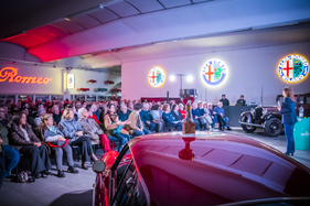 Volles Haus am CulturAlfa-Anlass am 23. März 2025, rechts mit dem Mikro Moderatorin Laura Confalonieri Volles Haus am CulturAlfa-Anlass am 23. März 2025, rechts mit dem Mikro Moderatorin Laura Confalonieri