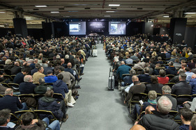 Volles Haus am Freitag Nachmittag - Artcurial Rétromobile Versteigerung 2018 Volles Haus am Freitag Nachmittag - Artcurial Rétromobile Versteigerung 2018