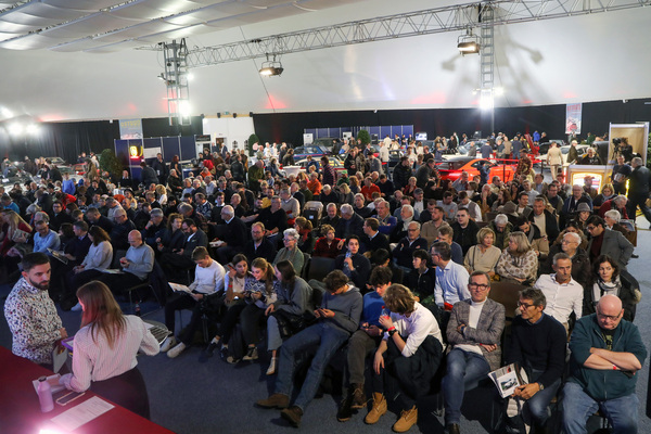 Volles Haus im Festival-Zelt - "Gstaad Classic Car Auction" der Oldtimer Galerie Toffen am 29 Dezember 2023