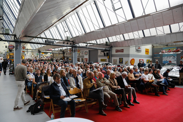 Volles Haus in Toffen - Versteigerung "Klassische Automobile & Motorräder" der Oldtimer Galerie in Toffen am 18. Oktober 2025