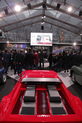Bild Volles Haus, und die Autos mitten im Auktionspublikum - RM/Sotheby's Versteigerung in Paris am 5. Februar 2020