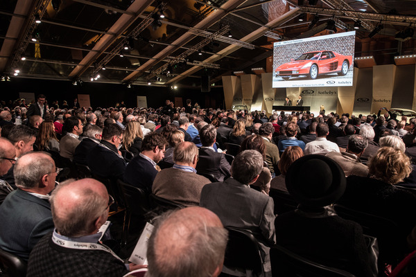 Volles Haus zu Beginn der Auktion - RM/Sotheby's Versteigerung in Paris am 3. Februar 2016