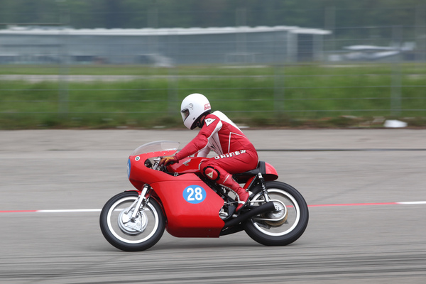Vollverschalte Honda mit Pilot in passender Lederkluft bei der Vorbeifahrt - Motorworld Classics Bodensee 2022