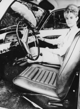 Volvo 121 (1965) – Demonstration des neuen Haltegriffs am Armaturenbrett