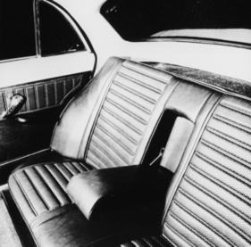 Volvo 121 (1965) – Rückbank mit neuem Vinylbezug und klappbarer Mittelarmlehne