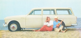 Volvo 121 Estate (1964) – mit jungem Paar am Strand Volvo 121 Estate (1964) – mit jungem Paar am Strand