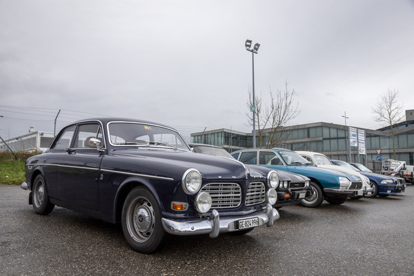 Volvo 122 S (1967) – allwettertauglicher Klassiker auf dem Besucherparkplatz – Swiss RetroMecanika 2023