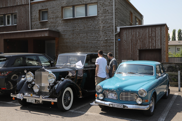 Image: Volvo 122 S (1969) - beautiful splash of color next to the dark Rolls - Oldtimer in Obwalden (O-iO) 2023
