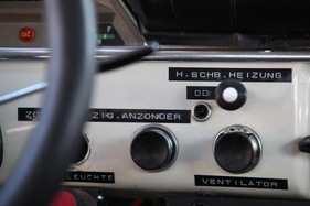 Volvo 123 GT (1967) - sorgfältig beschriftete Schalter für die Zusatzausrüstungen