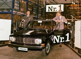 Volvo 144 (1966) - der erste prozierte Serienwagen in der Torslanda-Fabrik im August 1966 - Svante Simonsson (links) und Gunnar Engellau (rechts).
