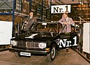 Volvo 144 (1966) - der erste prozierte Serienwagen in der Torslanda-Fabrik im August 1966 - Svante Simonsson (links) und Gunnar Engellau (rechts).