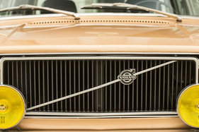 Volvo 144 GL (1972) – Plastikgrill mit Diagonalstrebe