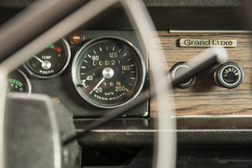 Volvo 144 GL (1972) – Tacho bis 200, Hebel für den Overdrive und Schild zur Erinnernung – ein GL!