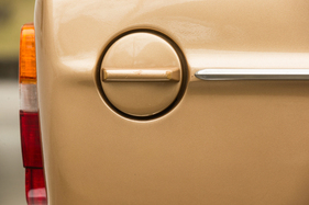 Volvo 144 GL (1972) – Tankdeckel und Zierleiste in Harmonie