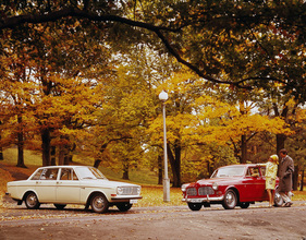 Volvo 144 S (1968) - trifft auf den parallel weitergebauten Volvo 121 S Amazon