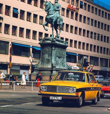 Volvo 144 Taxi (1970) - Natürlich in der ikonisch gelben Farbe gehalten.