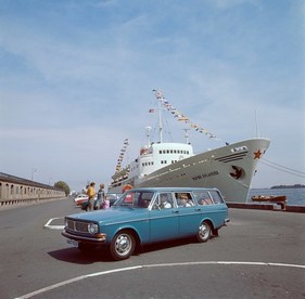 Volvo 145 (1970) - vor mächtigem Schiff