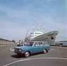 Volvo 145 (1970) - vor mächtigem Schiff