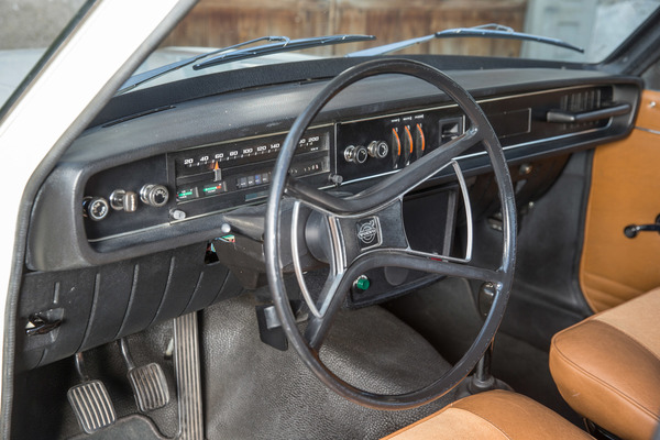 Volvo 145 (1972) - Vierspeichen-Lenkrad und Bandtacho
