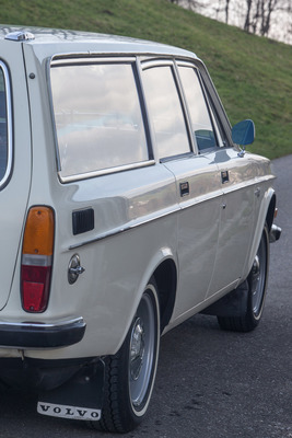 Volvo 145 (1972) - der Verlauf der hinteren Türe stimmt exakt mit dem der Limousine überein