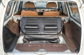 Volvo 145 (1972) - mit wenigen Griffen kann die hintere Rückbank ausgefahren werden