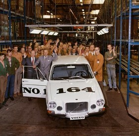 Volvo 164 (1968) - der erste gebaute Sechszylinder auf Basis des 144 - man sieht den technischen Manager Svante Simonsson (links) und CEO Gunnar Engellau