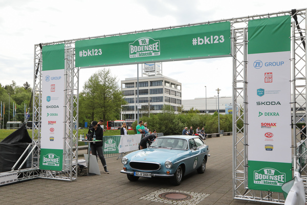 Volvo 1800 ES (Schneewittchensarg) bei der Zieleinfahrt der Rallye Bodensee Klassik 2023 - Klassikwelt Bodensee 2023