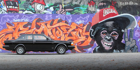 Volvo 262 C (1981) - Bowies Coupé vor einem wilden Graffiti Volvo 262 C (1981) - Bowies Coupé vor einem wilden Graffiti