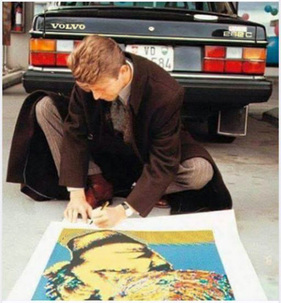 Volvo 262 C (1981) - David Bowie und sein Auto, bei Signieren eines Posters