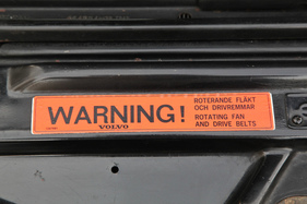 Volvo 262 C (1981) - Warungen in Schwedisch und Englisch